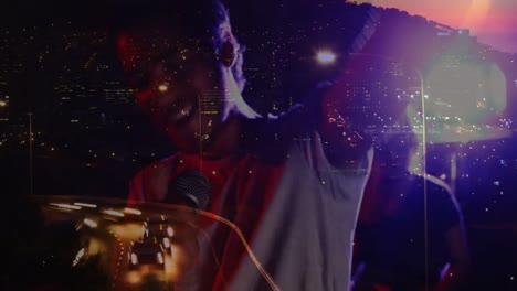 animación del tráfico de carretera borroso sobre el cantante caucásico