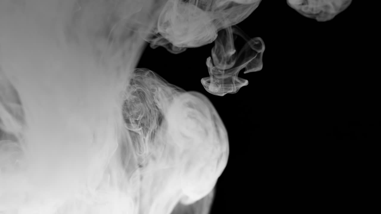 흑색 배경 에 있는 색 연기 구름 이 프레임 의 왼쪽 을 채우고 있다