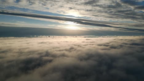 disparo de drone, hiperlapso en la nube mirando al sol