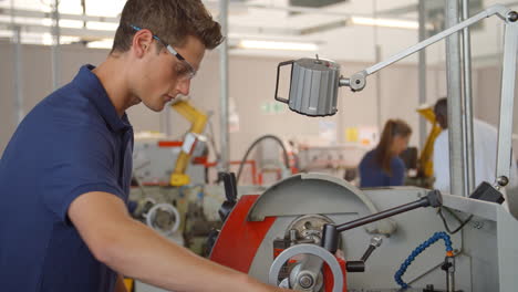 Ingeniero-Aprendiz-Que-Utiliza-Maquinaria-En-La-Planta-De-Fabricación