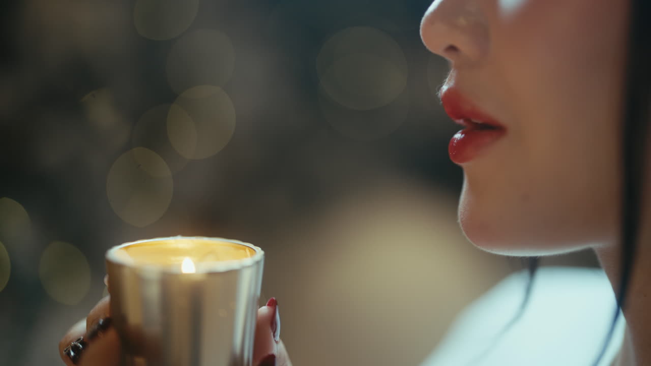 따뜻한 음료 를 즐기는 여자