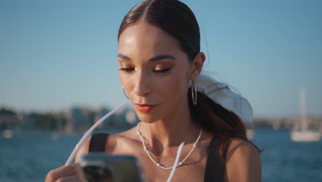 mujer usando un teléfono inteligente al aire libre