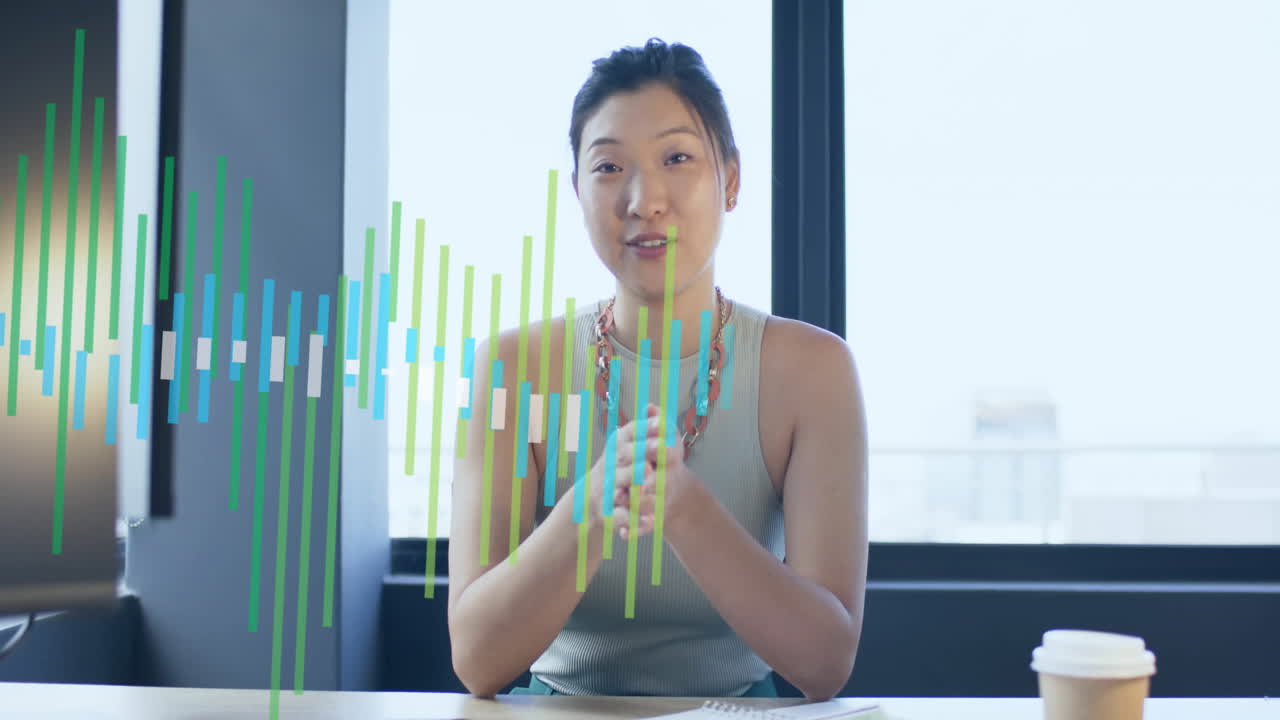 사무실에서 일하는 아시아 사업가 여성에 대한 금융 데이터 처리 애니메이션