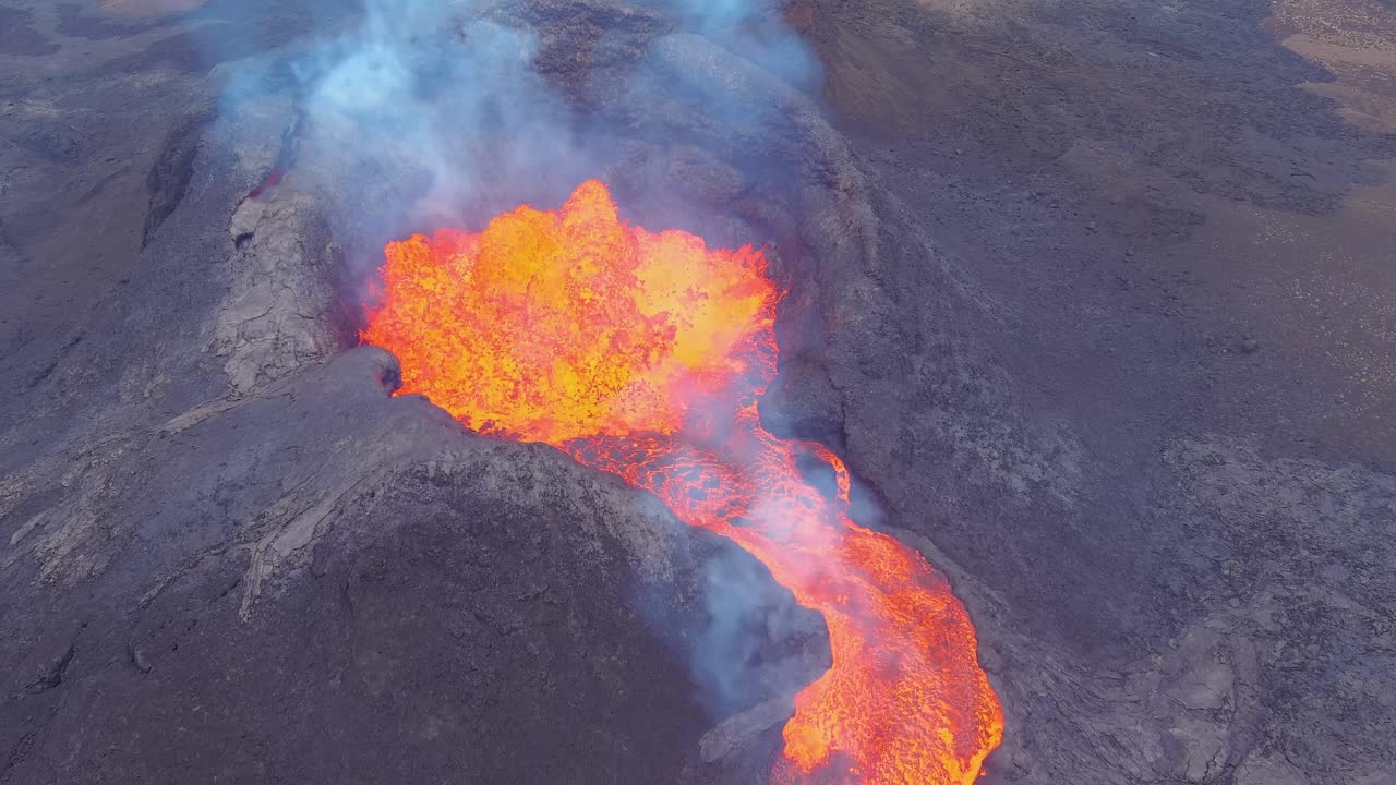 vista aérea de pájaros de drones altos del volcán fagradalsfjall erupción explosiva volcánica la lava comienza a fluir en la península de reykjanes en islandia