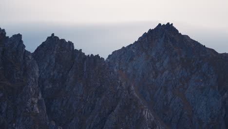 Un-Paisaje-Extravagante-De-La-Costa-Rocosa-De-Andoya-Cerca-De-Bleik