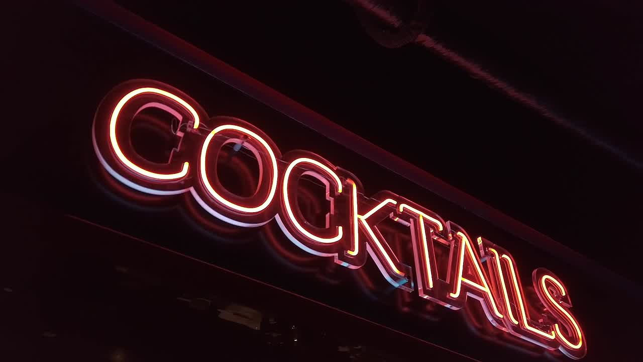 letrero de bar con logotipo de cóctel con luz de neón brillante en un restaurante en balneario camboriú, santa catarina, brasil