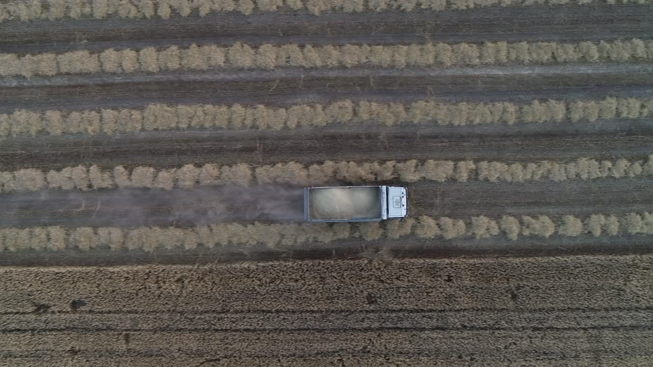 수확 기계 및 트럭의 공중 하향식