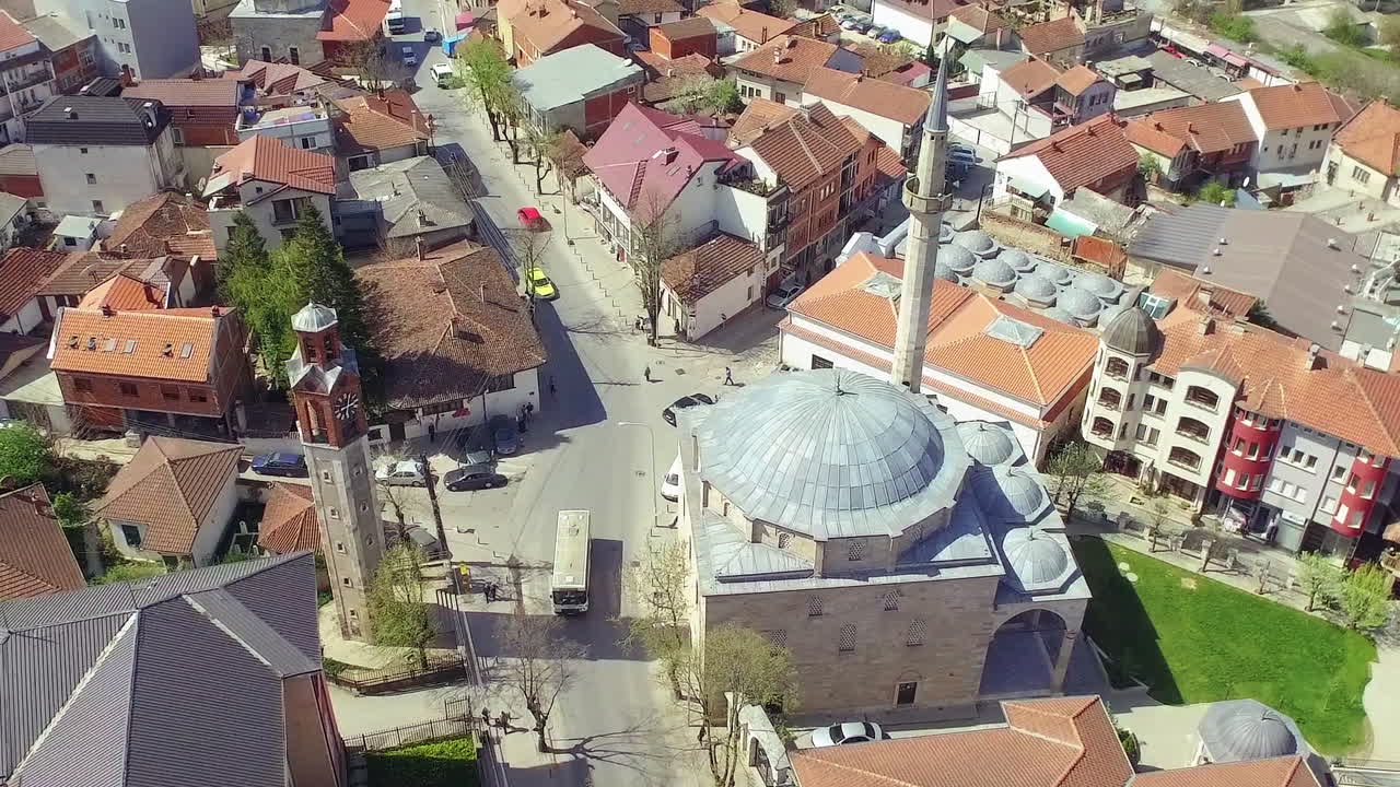 vista aérea de sahat kulla prishtine y mezquita imperial, kosovo