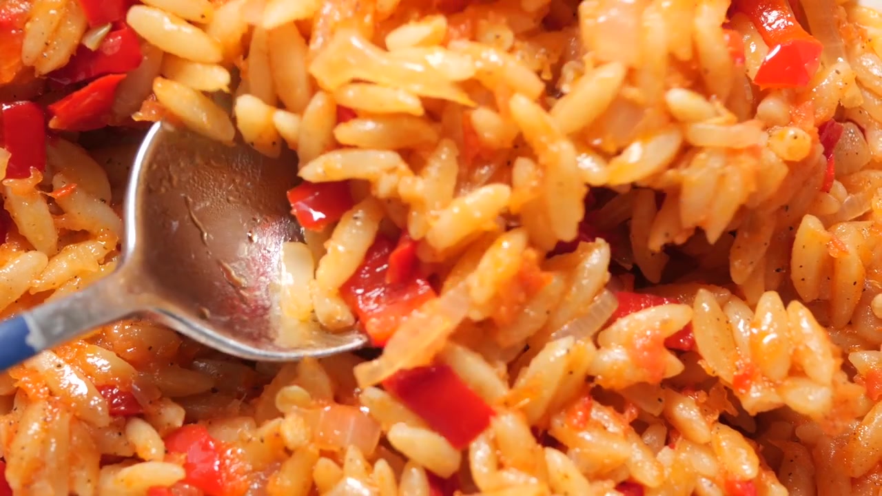 Servire deliziosa pasta orzo con peperoni rossi e salsa di pomodoro