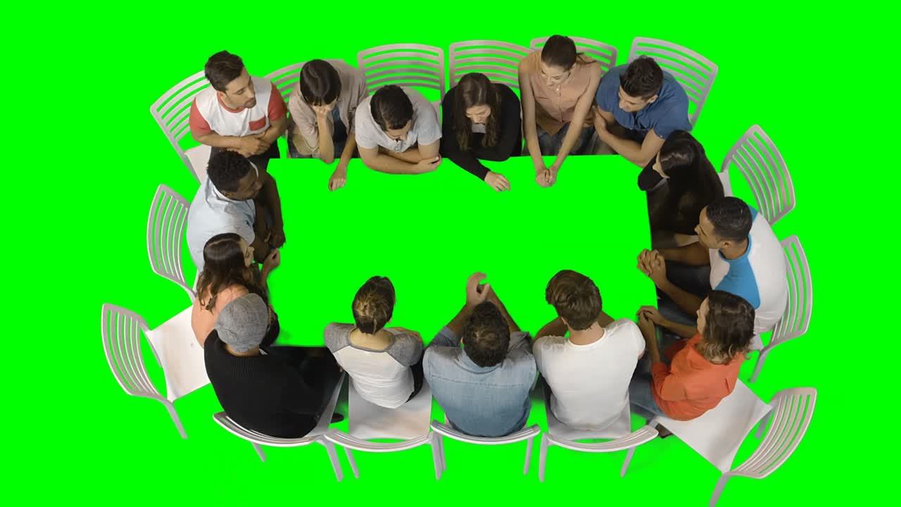 기업 경영자 들 의 그룹 이 회의 에서 논의 하고 있다