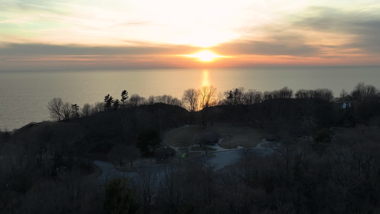 empujando hacia el sol de la costa que se pone