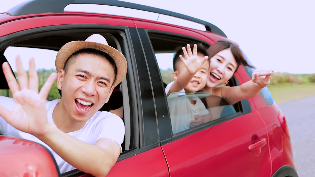 자동차 여행 에서 행복 한 가족