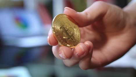 Welt-Kryptowährungsgeschäft.-Frauenhand-Hält-Goldene-Bitcoin-Münze