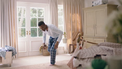 Gracioso-Hombre-Afroamericano-Bailando-En-El-Dormitorio-Divirtiéndose-Celebrando-Sentirse-Positivo-Disfrutando-De-Un-Estilo-De-Vida-Exitoso-Haciendo-Un-Baile-Tonto-En-Casa-El-Fin-De-Semana-Por-La-Mañana-Usando-Pijamas