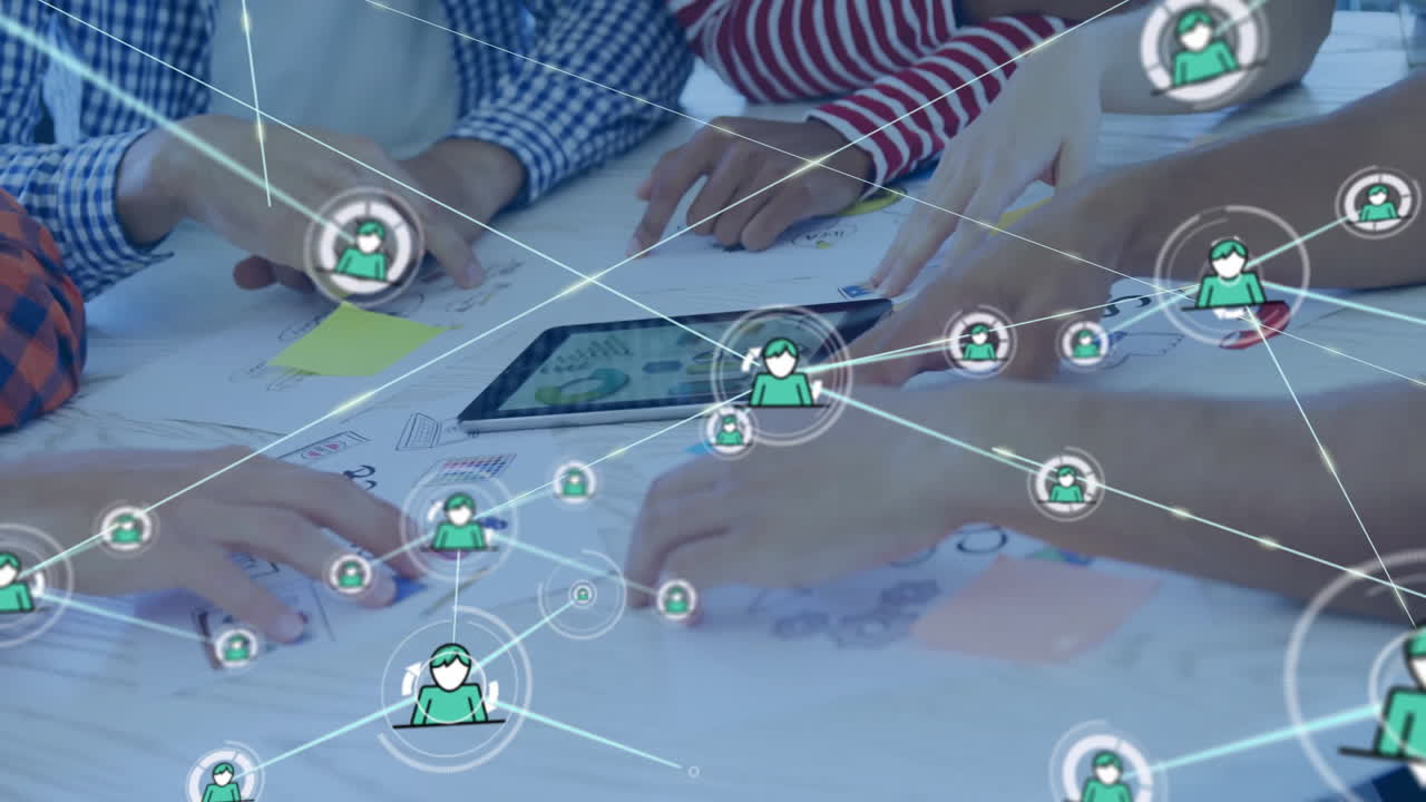 다양한 동료들이 작업에 대해 논의하는 아이콘을 가진 연결 네트워크의 애니메이션