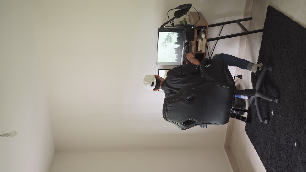 editor profesional independiente hombre caucásico estirándose antes de comenzar a editar imágenes en la computadora portátil