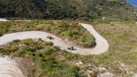 todoterreno en las montañas en vehículos todo terreno