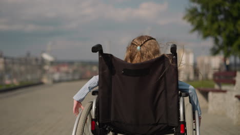 Chica-Pelirroja-Con-Discapacidad-Aprende-A-Controlar-La-Silla-De-Ruedas