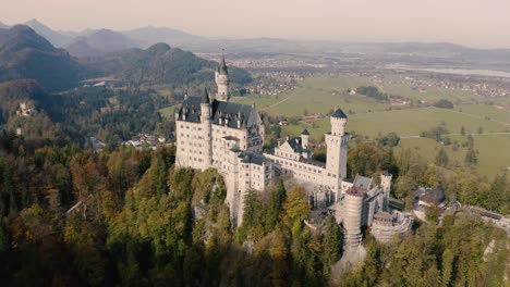 paisaje de otoño del castillo de neuschwanstein en baviera, alemania | 4k uhd d-log: perfecto para gradación de color
