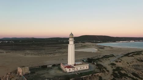 Runder-Blick-Auf-Den-Trafalgar-Leuchtturm-Am-Späten-Abend-Kurz-Vor-Sonnenuntergang,-Wenn-Die-Lichter-Der-Stadt-Aufgehen