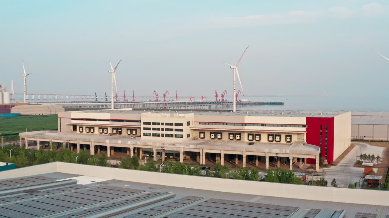 배경 에 풍차 가 있는 새로운 유통 창고 의 공중 촬영