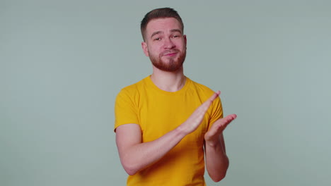 Tourist-stylish-man-in-t-shirt-showing-thumbs-up-and-nodding-in-approval,-successful-good-work