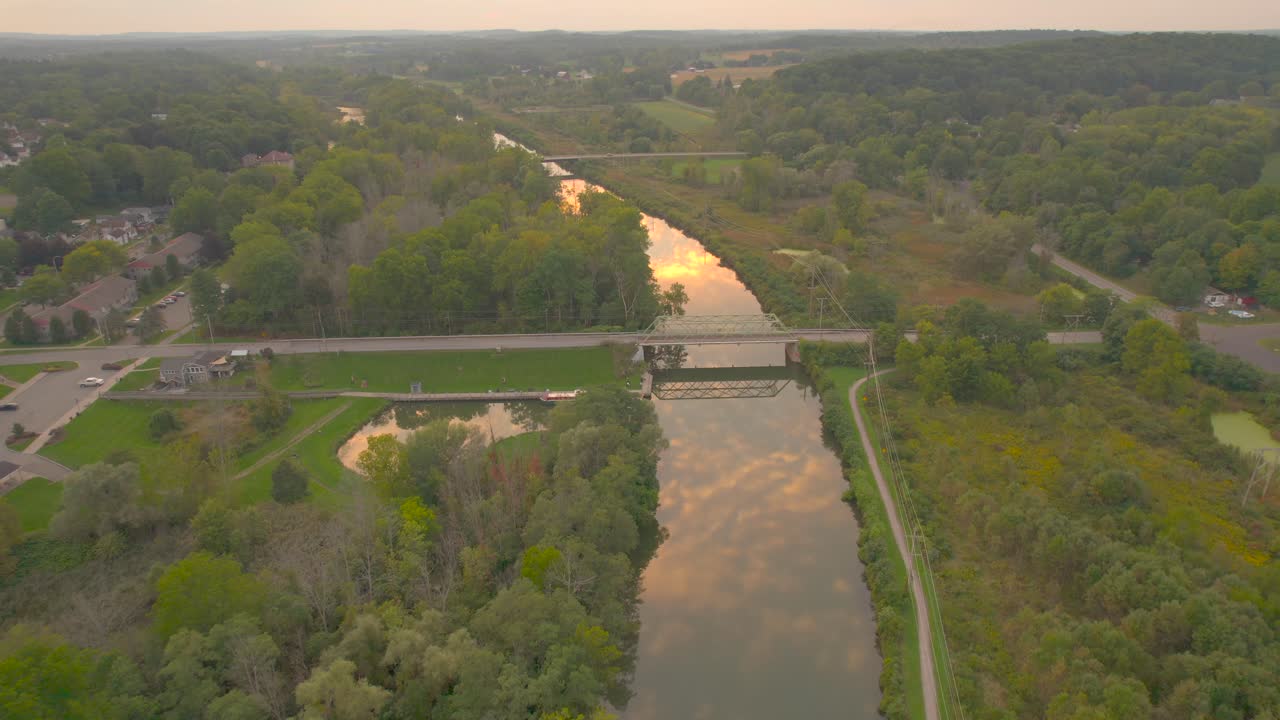 미국 뉴욕 주 팔미라 시내 근처의 해가 지는 동안 에리 운하 드론이 아졌다.