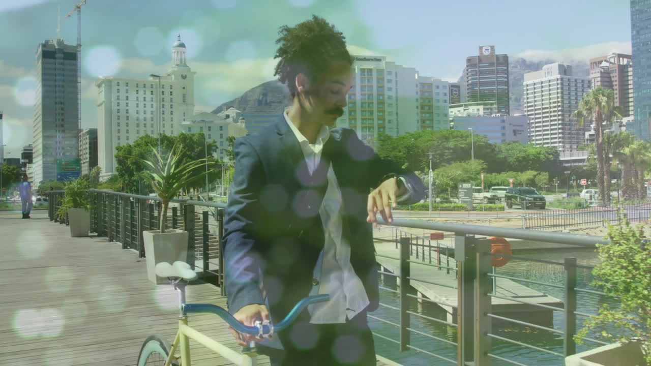 자전거를 타고 는 두 인종 남성 위의 빛의 반점 애니메이션