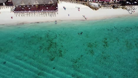 drone shot vista de la playa de nungwi en zanzíbar en tanzania en áfrica