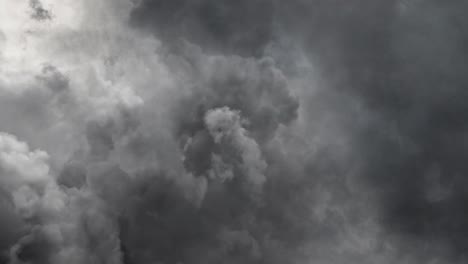 cumulonimbus 구름과 번개 폭풍 플래시를 향해 날아