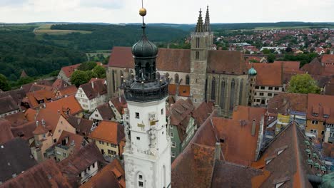 video aéreo de 4k de la histórica torre del ayuntamiento en la plaza del mercado de rothenburg, alemania