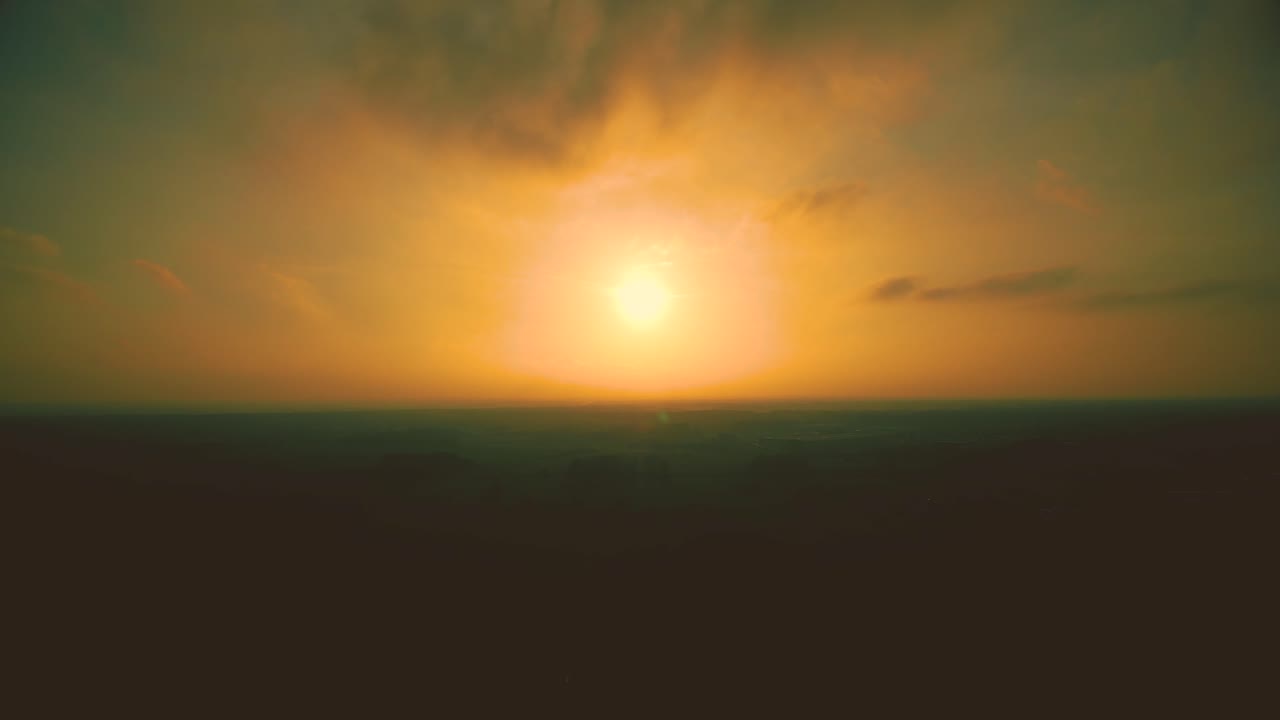 puesta de sol en el cielo amarillo