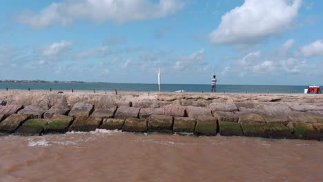 Establecimiento-De-Una-Toma-Aérea-Del-Sendero-De-La-Playa-Surfside-En-El-Lago-Jackson,-Texas-Frente-Al-Golfo-De-México