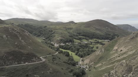 capelulo penmaenmawr montaña galesa valle costero vista aérea norte de gales órbita baja izquierda