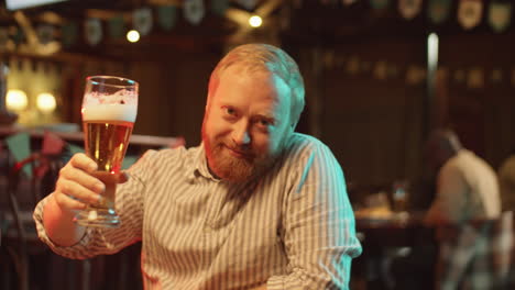 Glas-Mit-Bier-Anheben