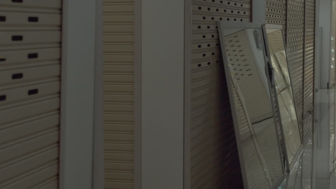 las tiendas en un centro comercial o centro comercial cierran y cierran debido a la recesión, la guerra comercial, el crecimiento de las compras en línea o la economía fallida