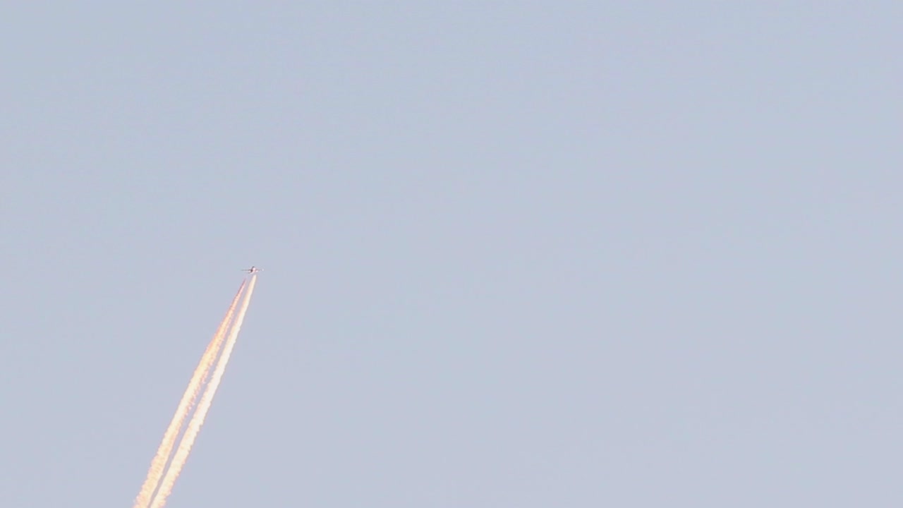 un avión reactor atraviesa el cielo dejando una estela, portugal