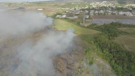disparo de humo de un incendio forestal en una isla