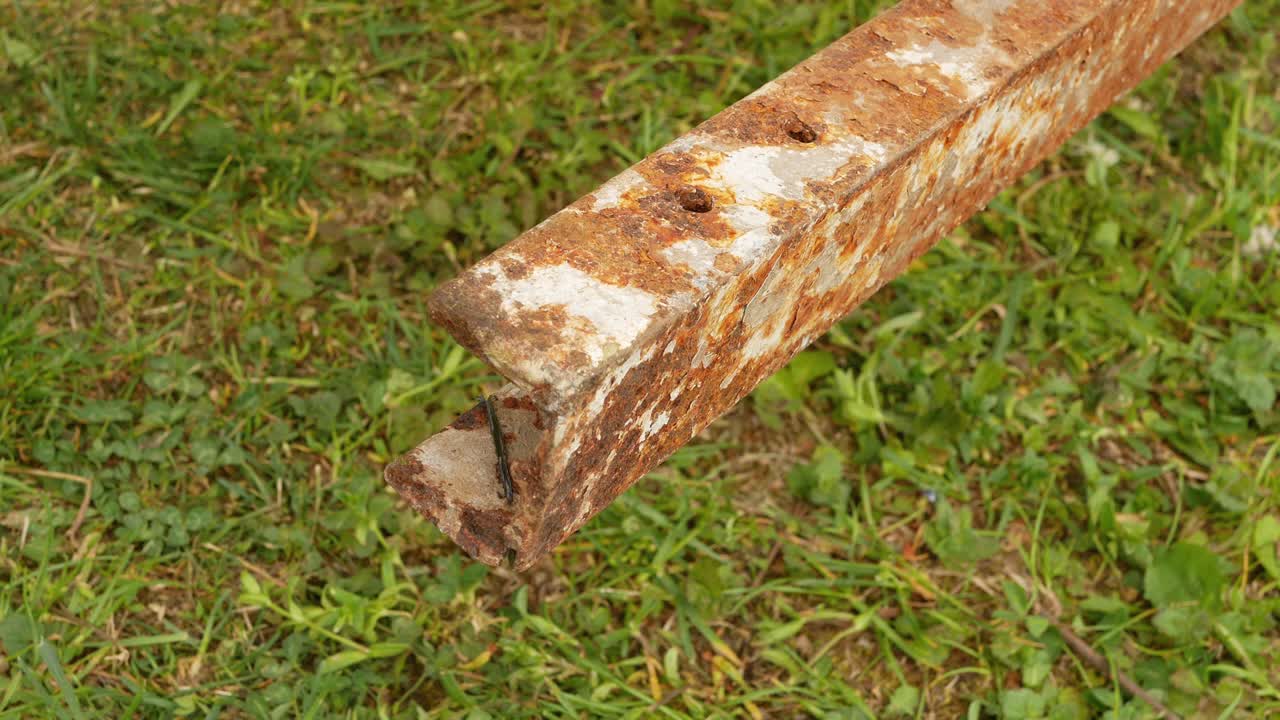 Cortando metal con amoladora angular