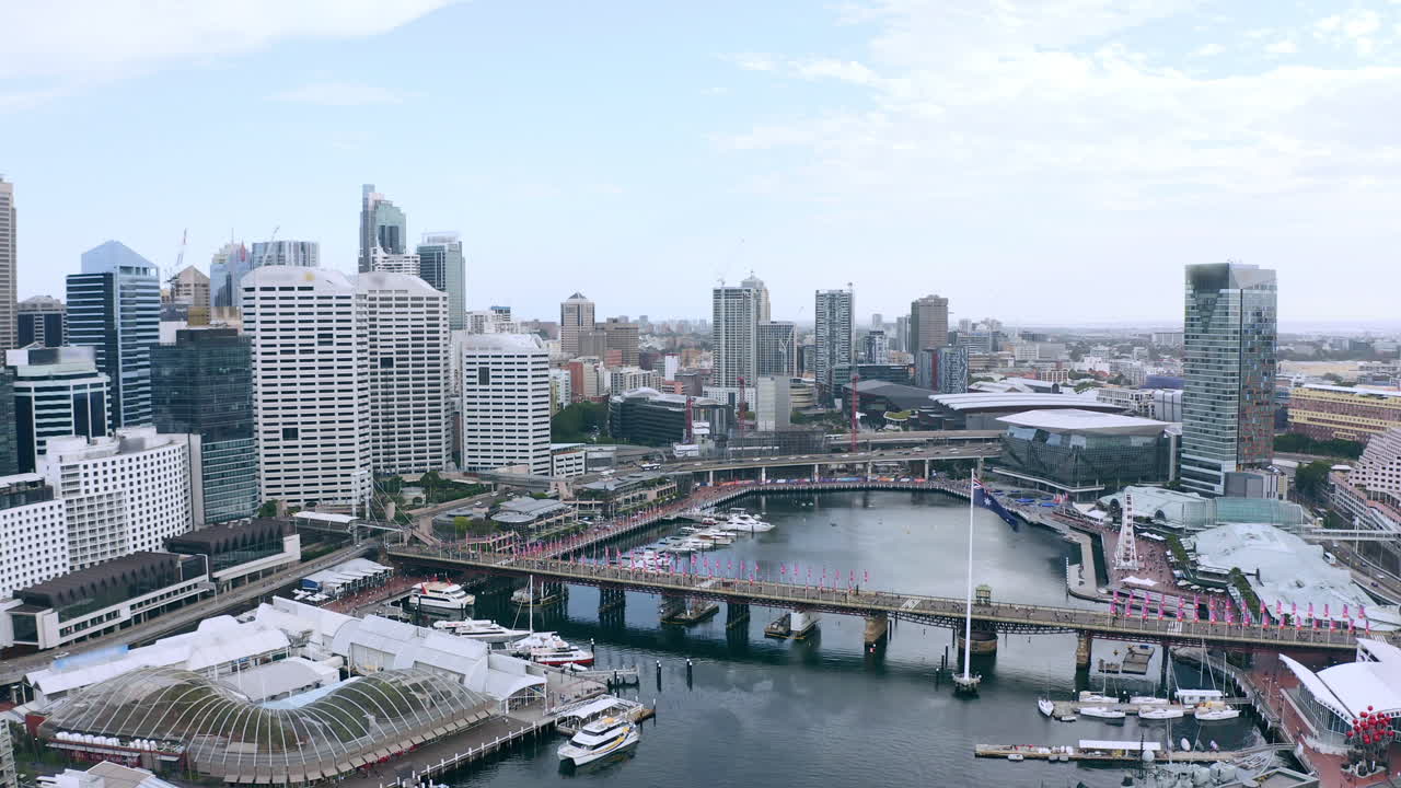 항구의 아름다움을 강조하는