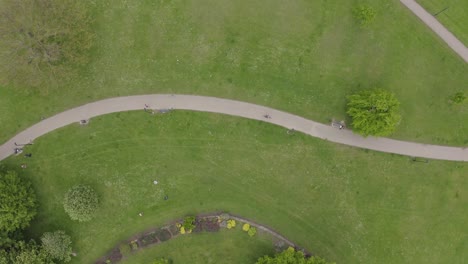 Vista-Aérea-De-Arriba-Hacia-Abajo-De-Personas-Y-Ciclistas-En-Un-Parque-En-Verano