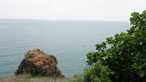 Paisaje-Tranquilo-Del-Mar-En-El-Cabo-Kaliakra,-Bulgaria---Amplio