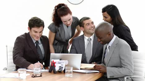 jóvenes empresarios en una reunión