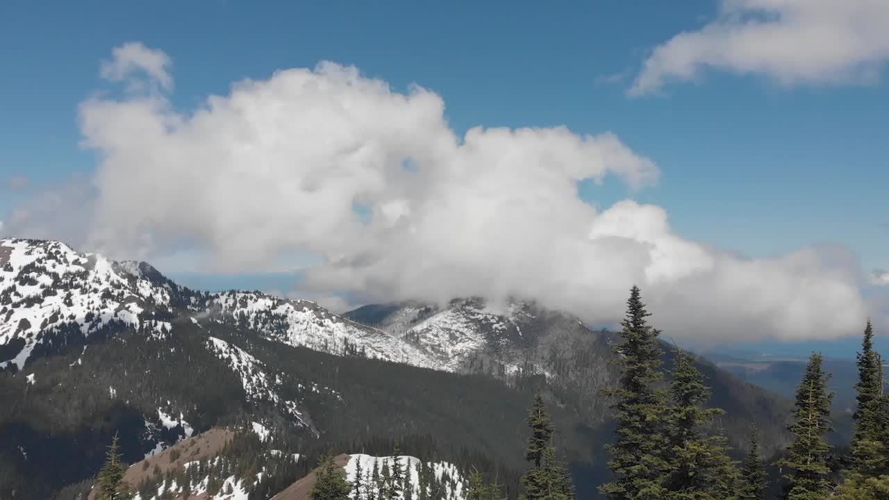 Riprese drone della cima montuosa innevata di Washington.