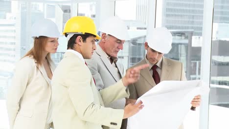 equipo de arquitectos estudiando un edificio
