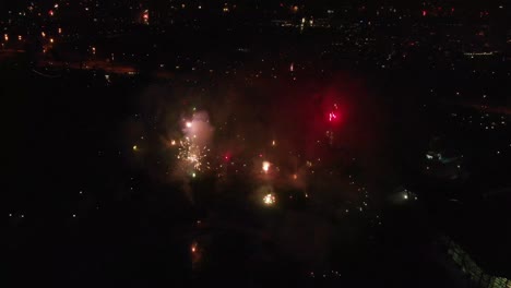 Munich-Olympia-Park-Fuegos-Artificiales-De-Nochevieja-Desde-El-Aire-Volando-Con-Un-Dron