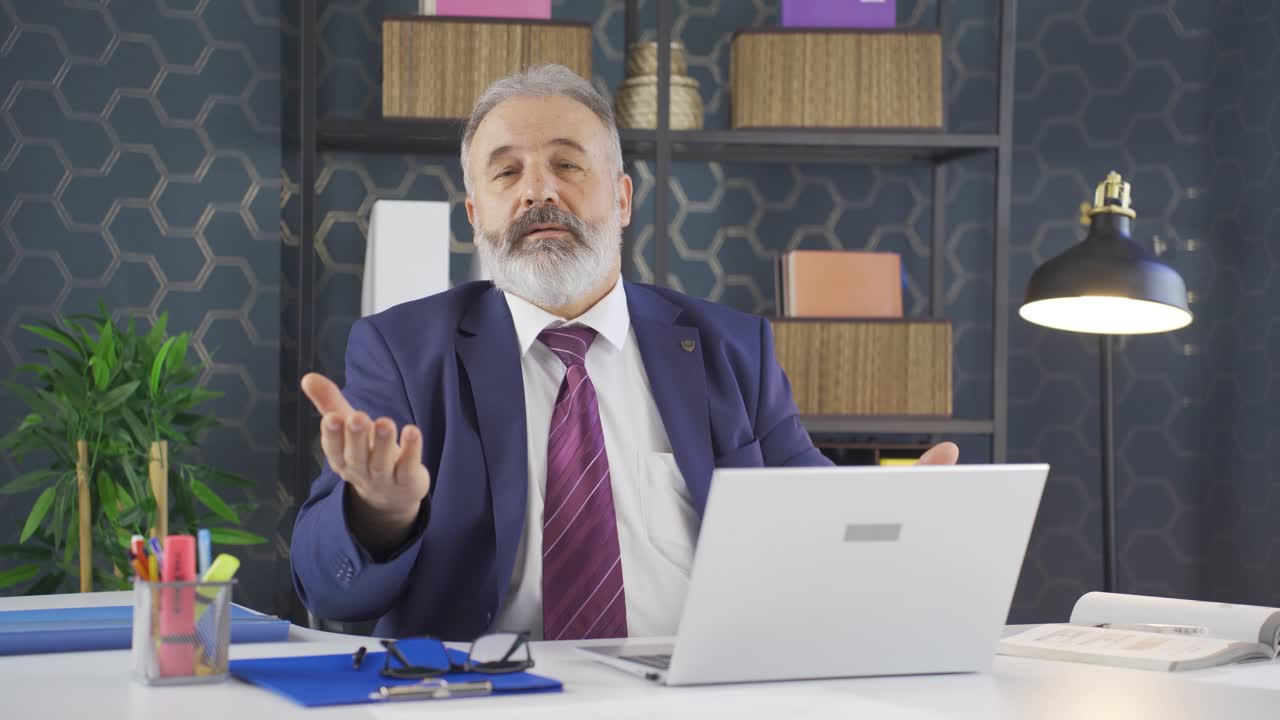 비즈니스맨이 카메라를 통해 페이스타임을 하고 있습니다.