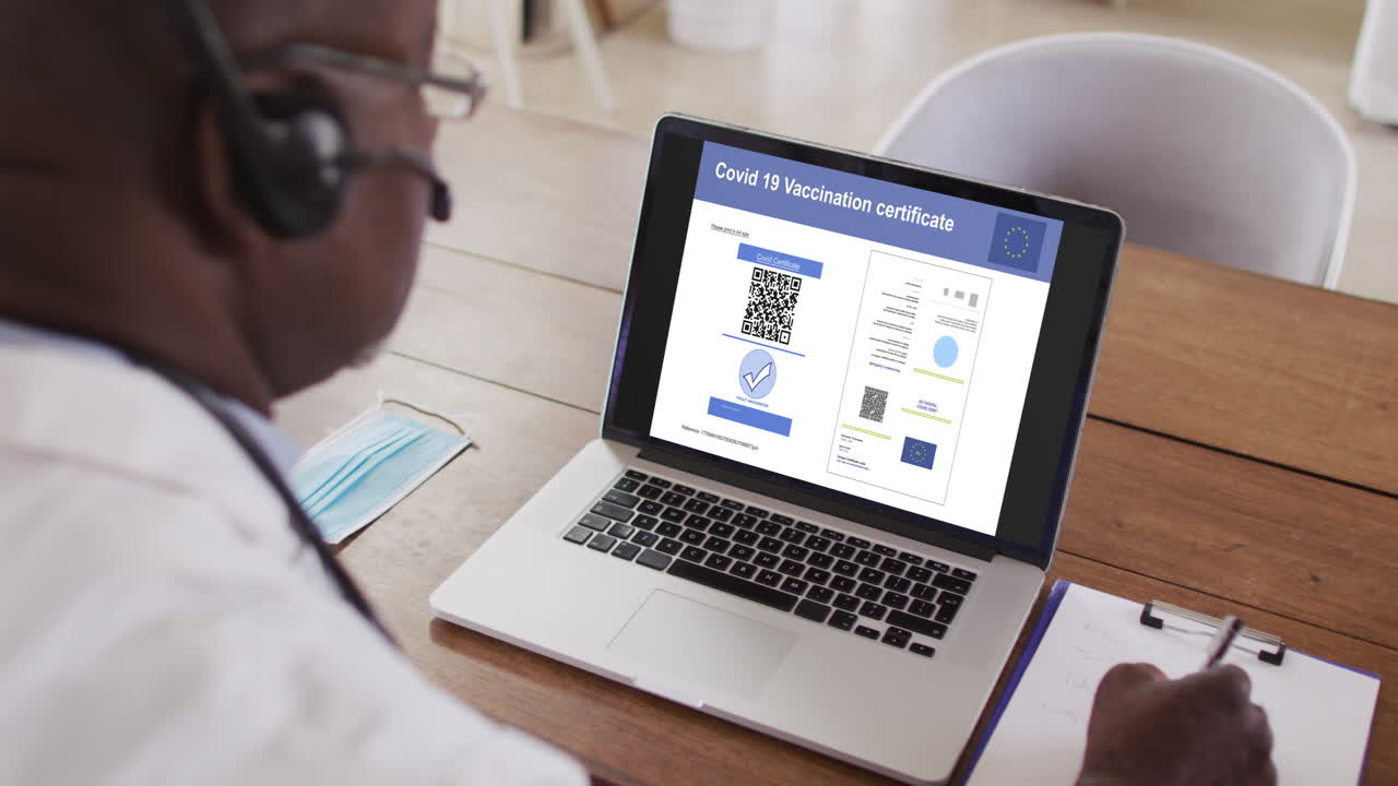 hombre trabajando en el escritorio, certificado de vacunación contra la covid con código qr y bandera de la ue en la pantalla del portátil