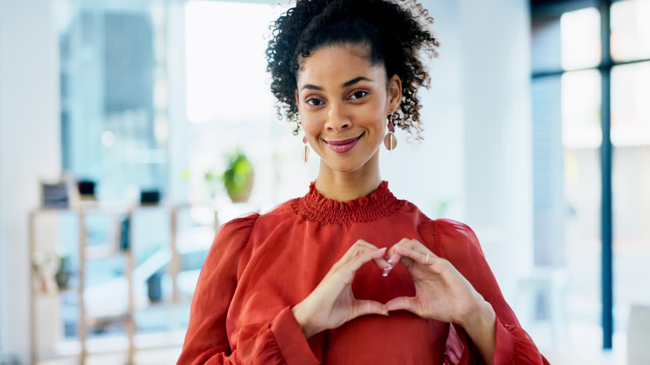 Volto, ufficio o mani di donna felice con cuore