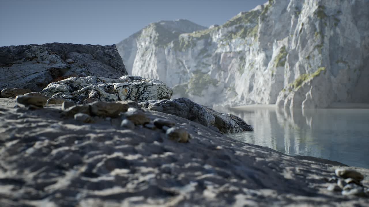 포르투갈 의 대서양 해안 에 있는 바위 들 사이 에 있는 모래 해변